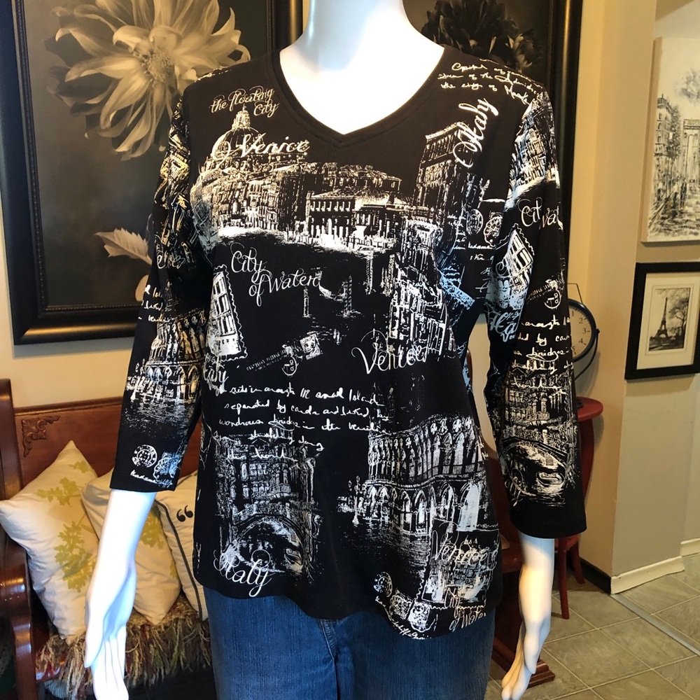 Women’s Black & White Venice Print V-Neck Top
EUC
Cactus brand style
